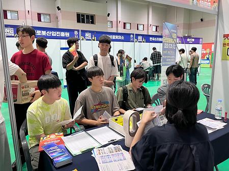 취업한마당 기업 및 사업단 홍보 부스 운영